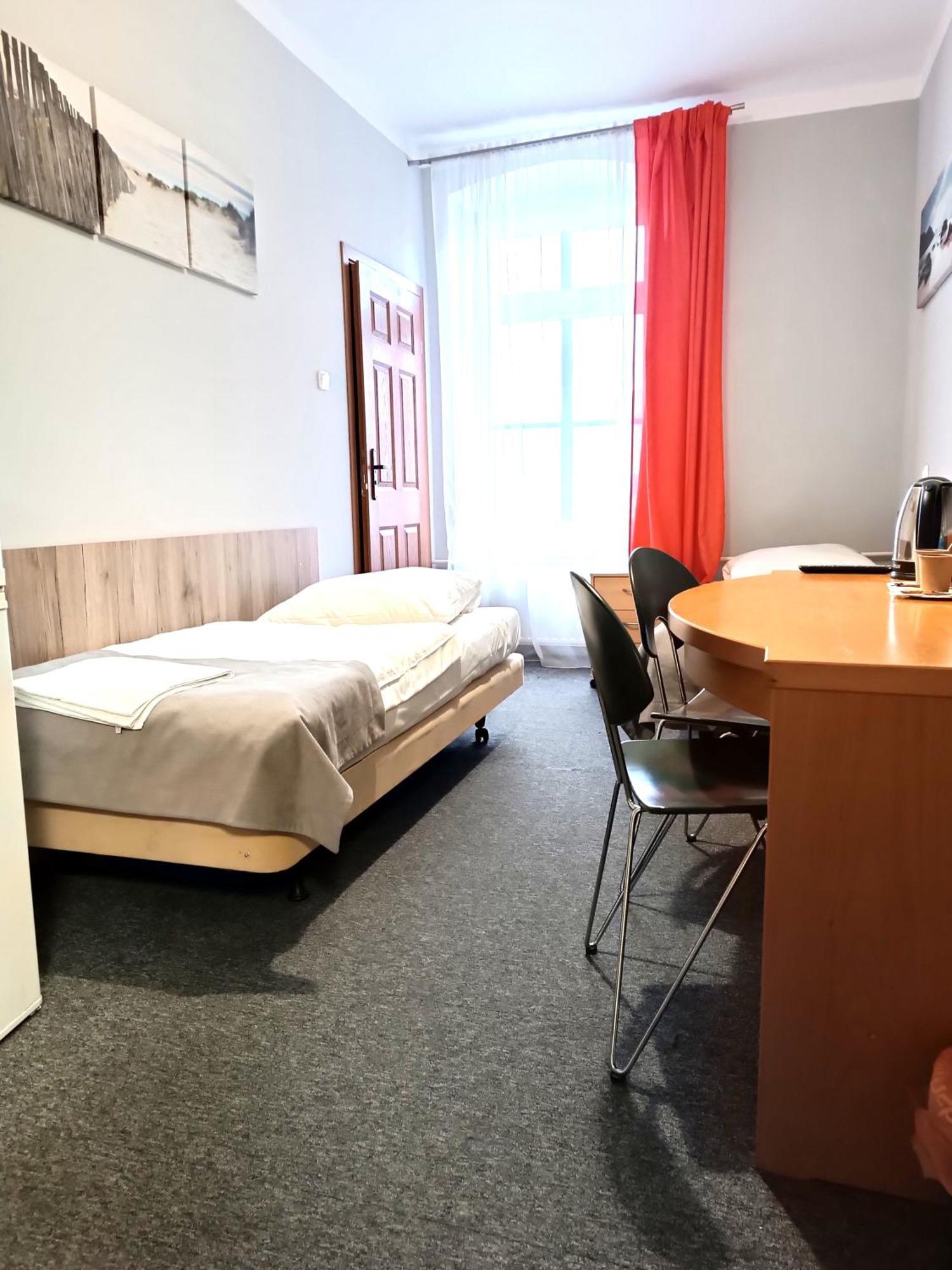 Hostel Krosnienska 12 Zielona Gora  Ngoại thất bức ảnh