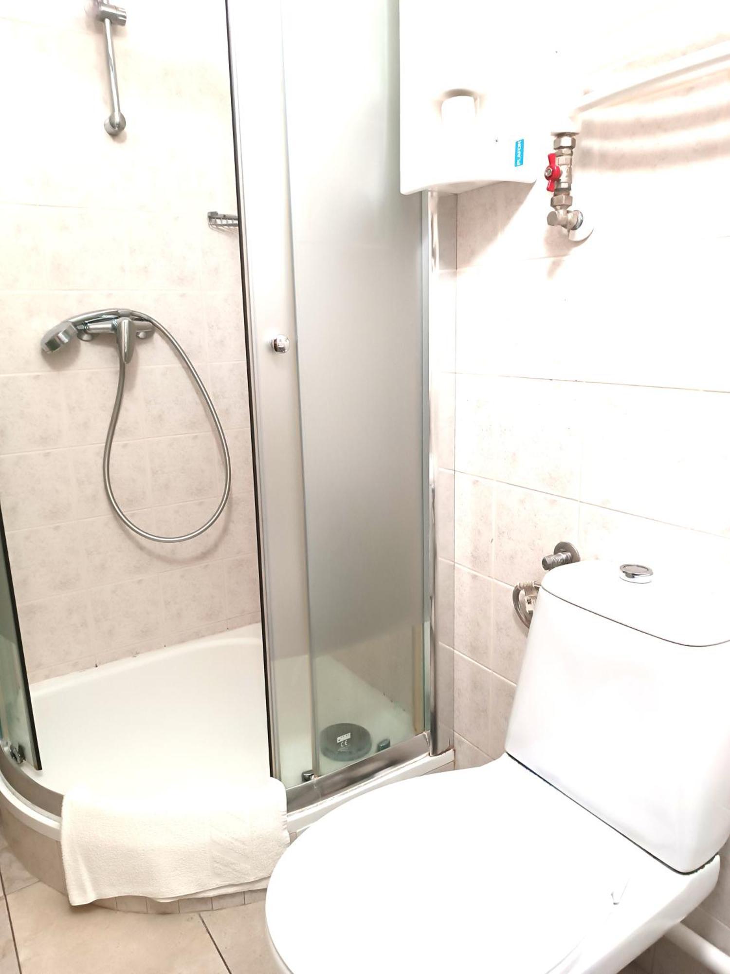 Hostel Krosnienska 12 Zielona Gora  Ngoại thất bức ảnh