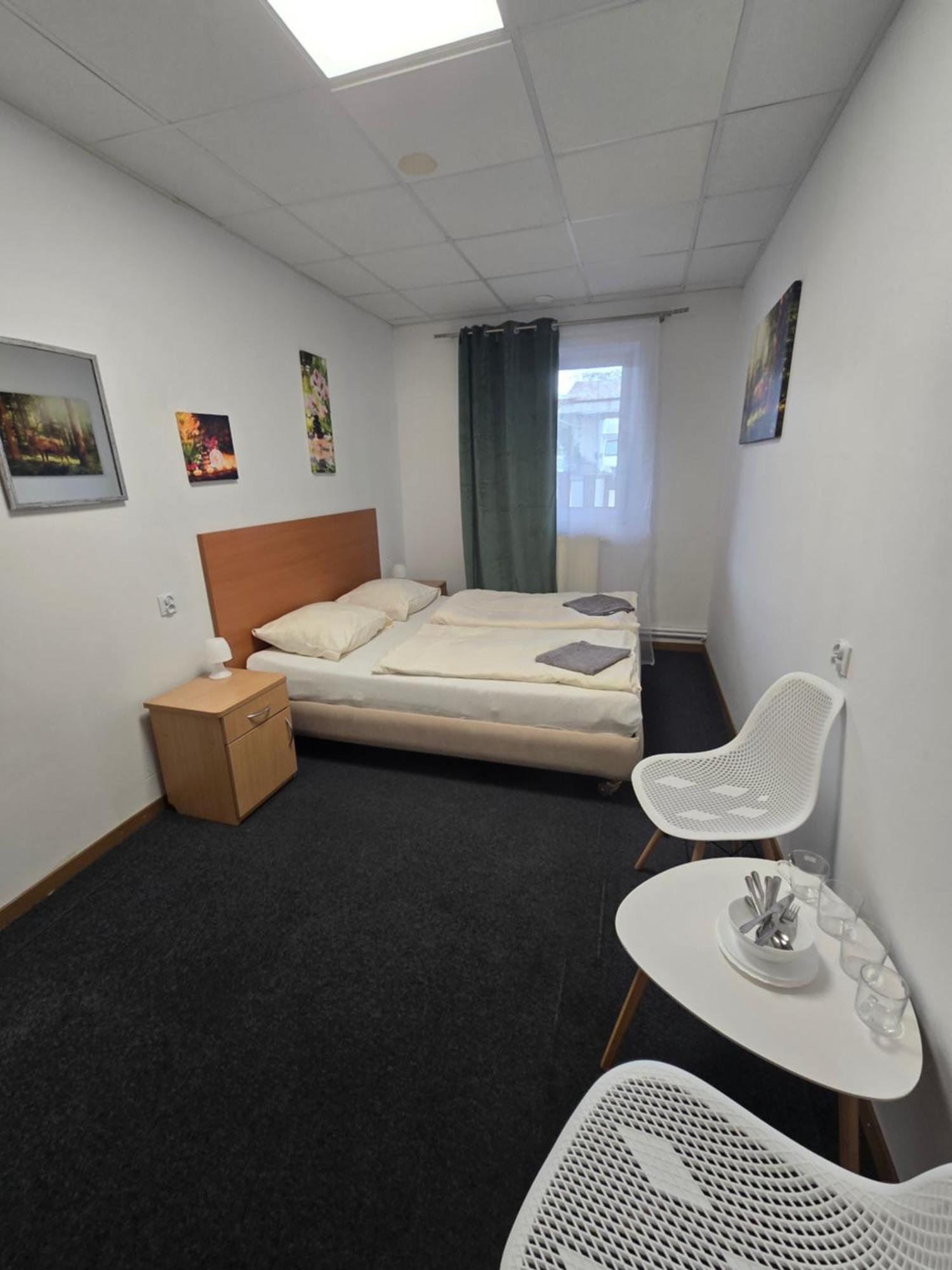 Hostel Krosnienska 12 Zielona Gora  Ngoại thất bức ảnh