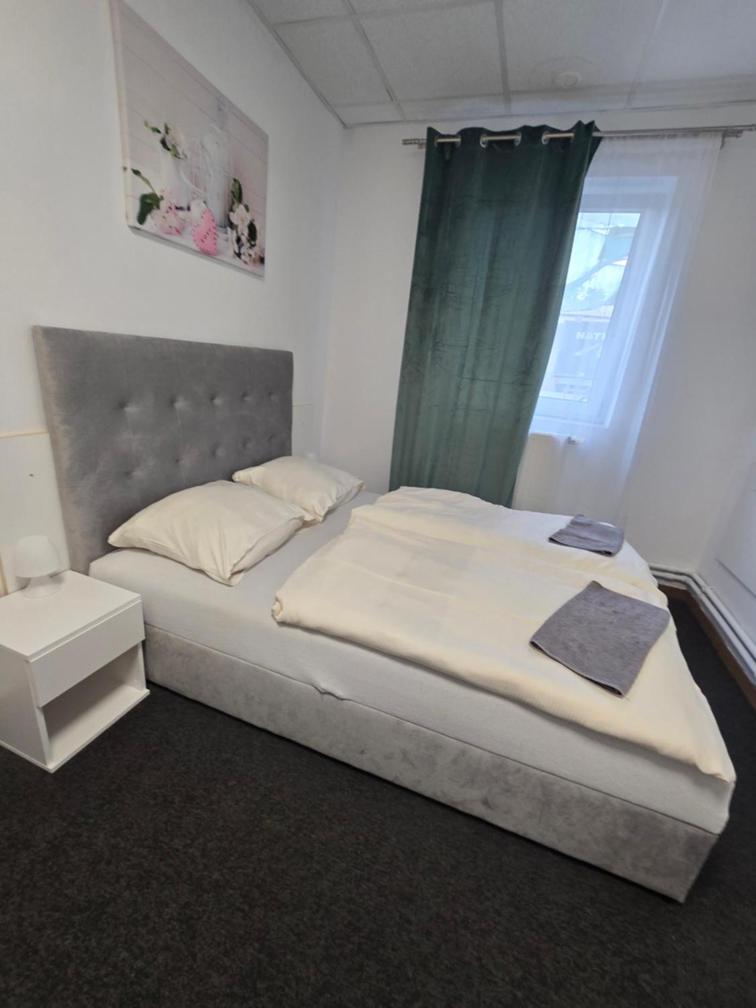 Hostel Krosnienska 12 Zielona Gora  Ngoại thất bức ảnh